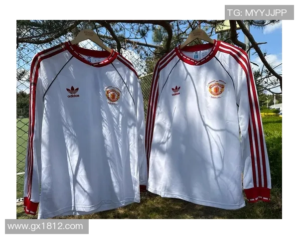 阿迪达斯足球明星短袖款式展示与穿搭灵感分享 阿迪达斯足球明星短袖款式展示与穿搭灵感分享